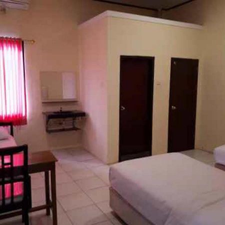 Reddoorz At Hotel Rumberpon Sorong Exterior photo